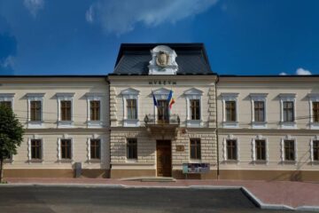 O piesă unicat, Drapelul de la Palatul Cuza de la Ruginoasa, expus la Muzeul Național al Bucovinei