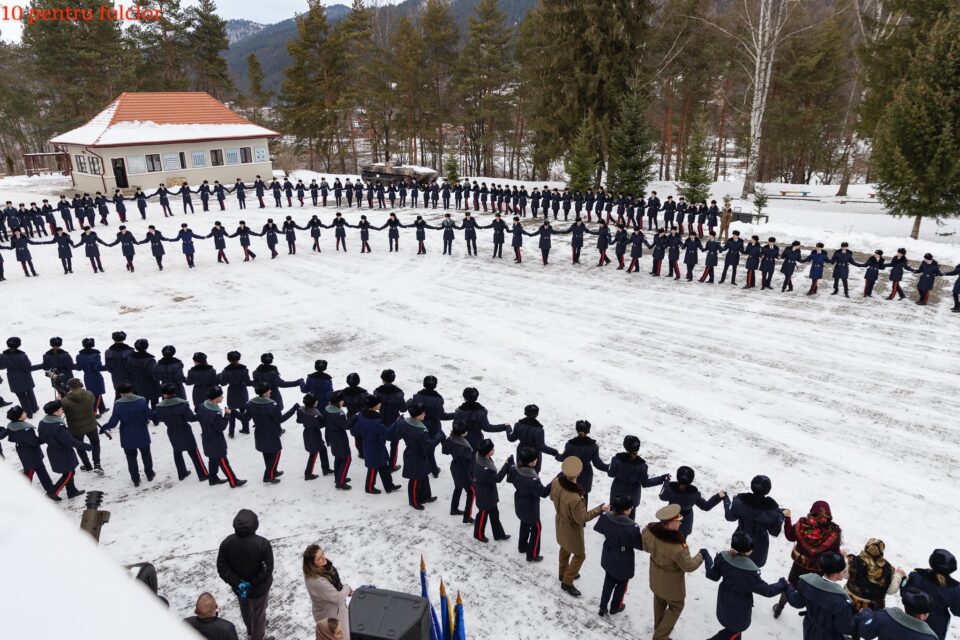 Peste 500 de profesori și elevi au participat la spectacol „10 pentru folclor: Hai să dăm mână cu mână!”, desfășurat la Colegiul Militar