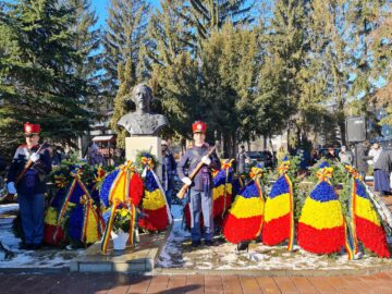 Hora Unirii, ceremonial religios și militar și depuneri de coroane, la Suceava, la 165 de ani de la Mica Unire