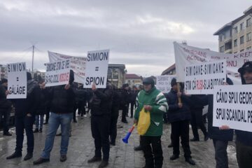 Aproape 100 de suceveni au protestat contra liderului AUR, George Simion