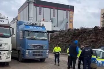 Trei autotrenuri cu rumeguș, sechestrate în fața Bioenergy cu suspiciuni de lipsă avize de transport