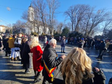 Hora Unirii, ceremonial religios și militar și depuneri de coroane, la Suceava, la 165 de ani de la Mica Unire