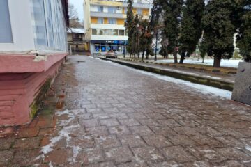 Alternanța între temperaturi mai ridicate în timpul zilei și cele mai scăzute din timpul nopții a dus la formarea unui strat periculos de gheață subțire, foarte alunecoasă