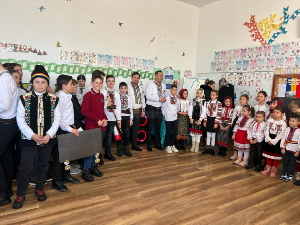 ,,Hai să dăm mână cu mână cinstind eroii neamului”, la școala din Stamate