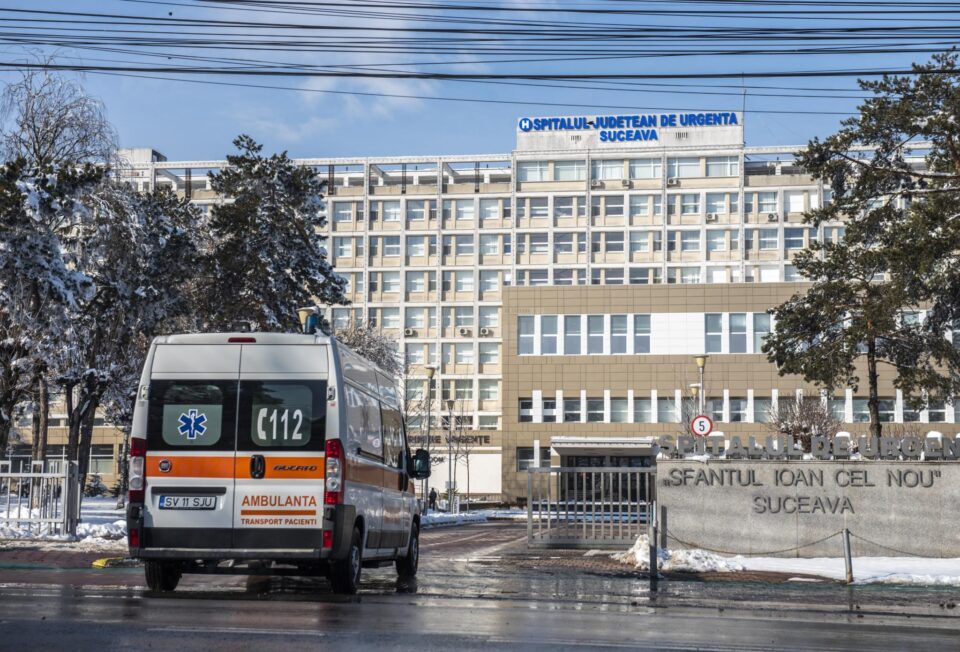 O echipă medicală de la Spitalul Clinic Suceava a operat 4 ore continuu pentru a salva viața și brațul unui bărbat peste care a căzut un copac O echipă medicală de la Spitalul Clinic Suceava a operat 4 ore continuu pentru a salva viața și brațul unui bărbat peste care a căzut un copac
