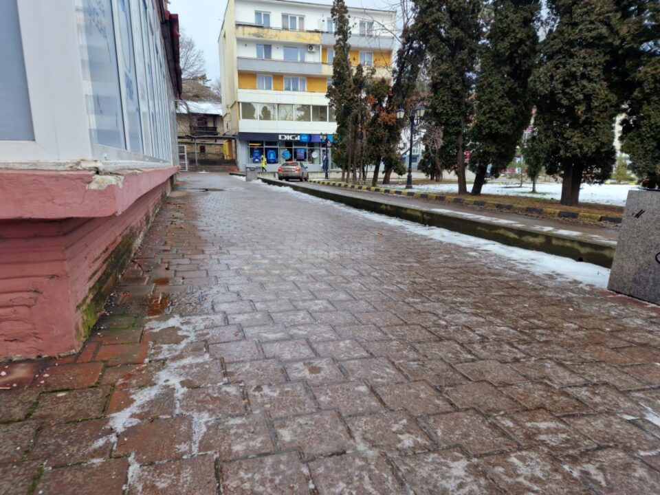 Deținătorii imobilelor au obligația de a menține permanent curățenia trotuarelor, de a înlătura de îndată zăpada sau gheața de pe acestea, conform legii Deținătorii imobilelor au obligația de a menține permanent curățenia trotuarelor, de a înlătura de îndată zăpada sau gheața de pe acestea, conform legii
