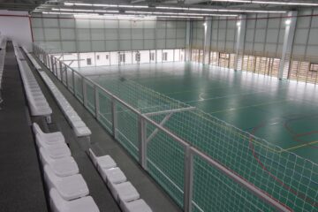 Sala de sport din Liteni dispune de o suprafață de joc de ultimă generație și o tribună cu 200 de locuri