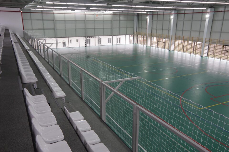 Sala de sport din Liteni dispune de o suprafață de joc de ultimă generație și o tribună cu 200 de locuri