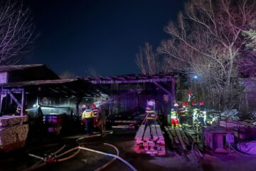 Banzic mistuit de flăcări din cauza jarului căzut dintr-o sobă