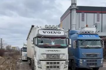 Trei autotrenuri cu rumeguș, sechestrate în fața Bioenergy cu suspiciuni de lipsă avize de transport