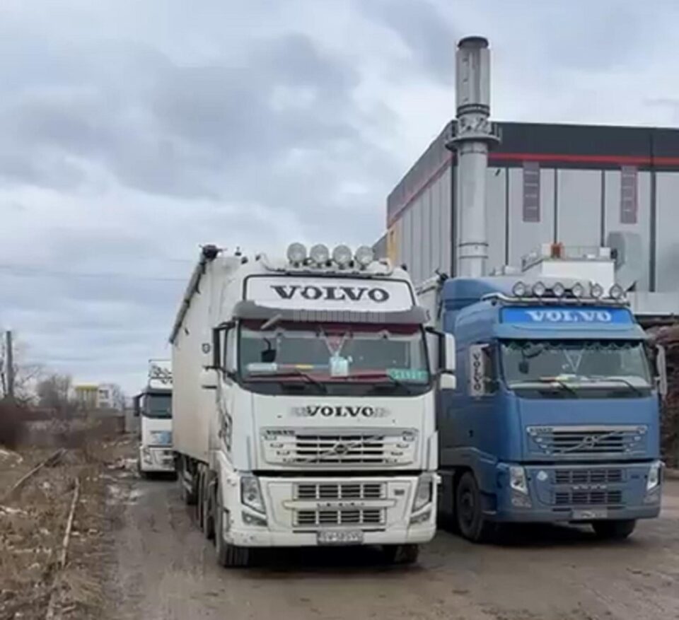 Trei autotrenuri cu rumeguș, sechestrate în fața Bioenergy cu suspiciuni de lipsă avize de transport Trei autotrenuri cu rumeguș, sechestrate în fața Bioenergy cu suspiciuni de lipsă avize de transport