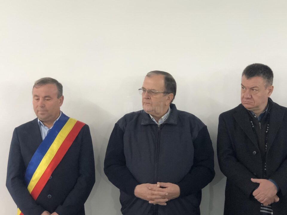 Primarul din Liteni, Tomiță Onisii (stanga) a precizat că îtr-un singur an au fost finalizate trei edificii importante pentru orașul Liteni