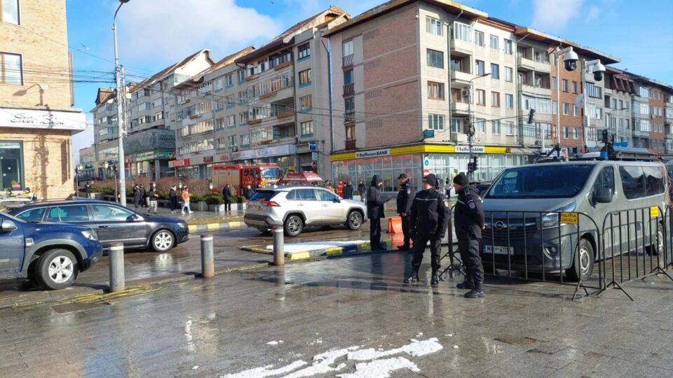 Pentru întâlnirea Flutur-Simion din centrul Sucevei, Jandarmeria și Poliția s-au pregătit ca pentru un meci Steaua-Dinamo 2