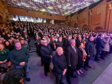 De pe scena Casei de Cultură, Flutur transmite că merge să discute cu protestatarii 6