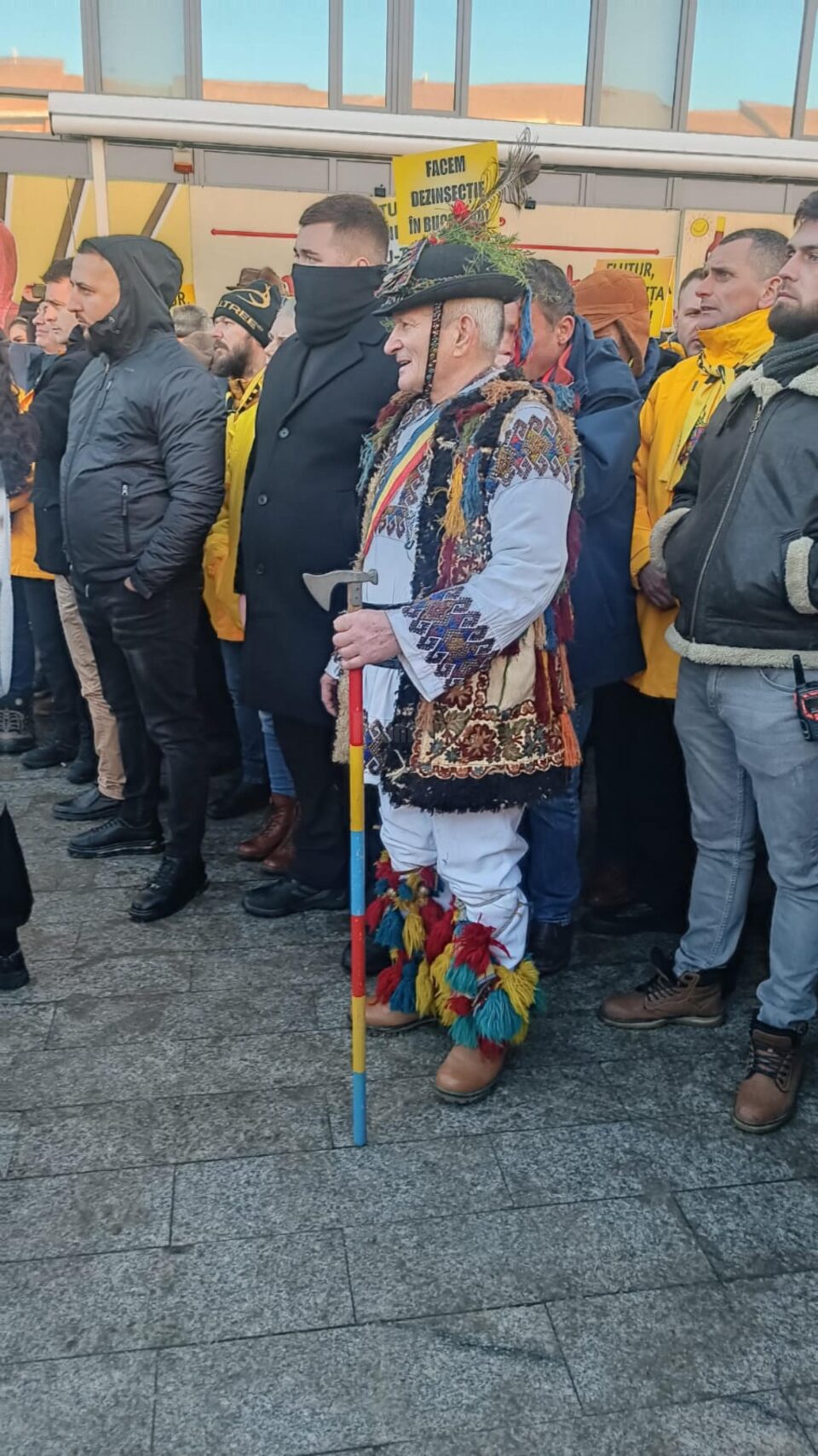 Miting împotriva lui Gheorghe Flutur, cu membri și simpatizanți AUR
