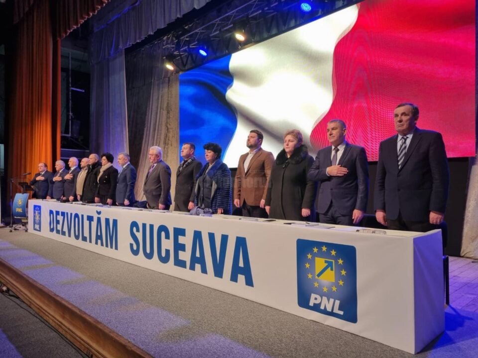 De pe scena Casei de Cultură, Flutur transmite că merge să discute cu protestatarii