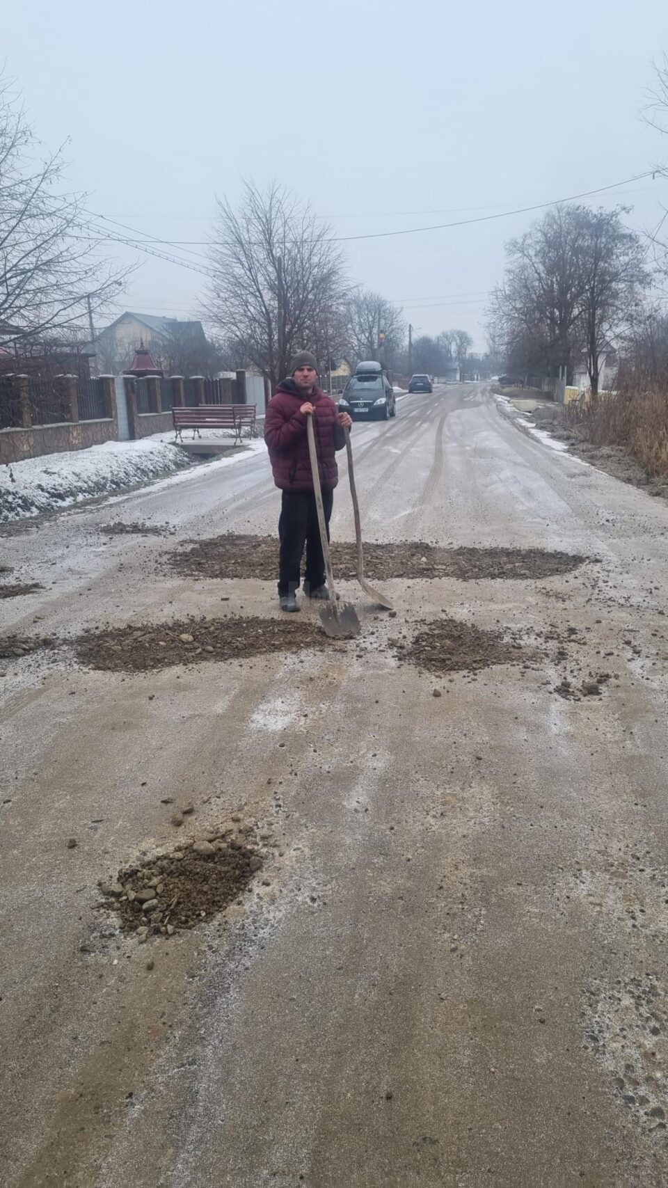 Drumul județean pe care localnicii s-au apucat să pună pietriș