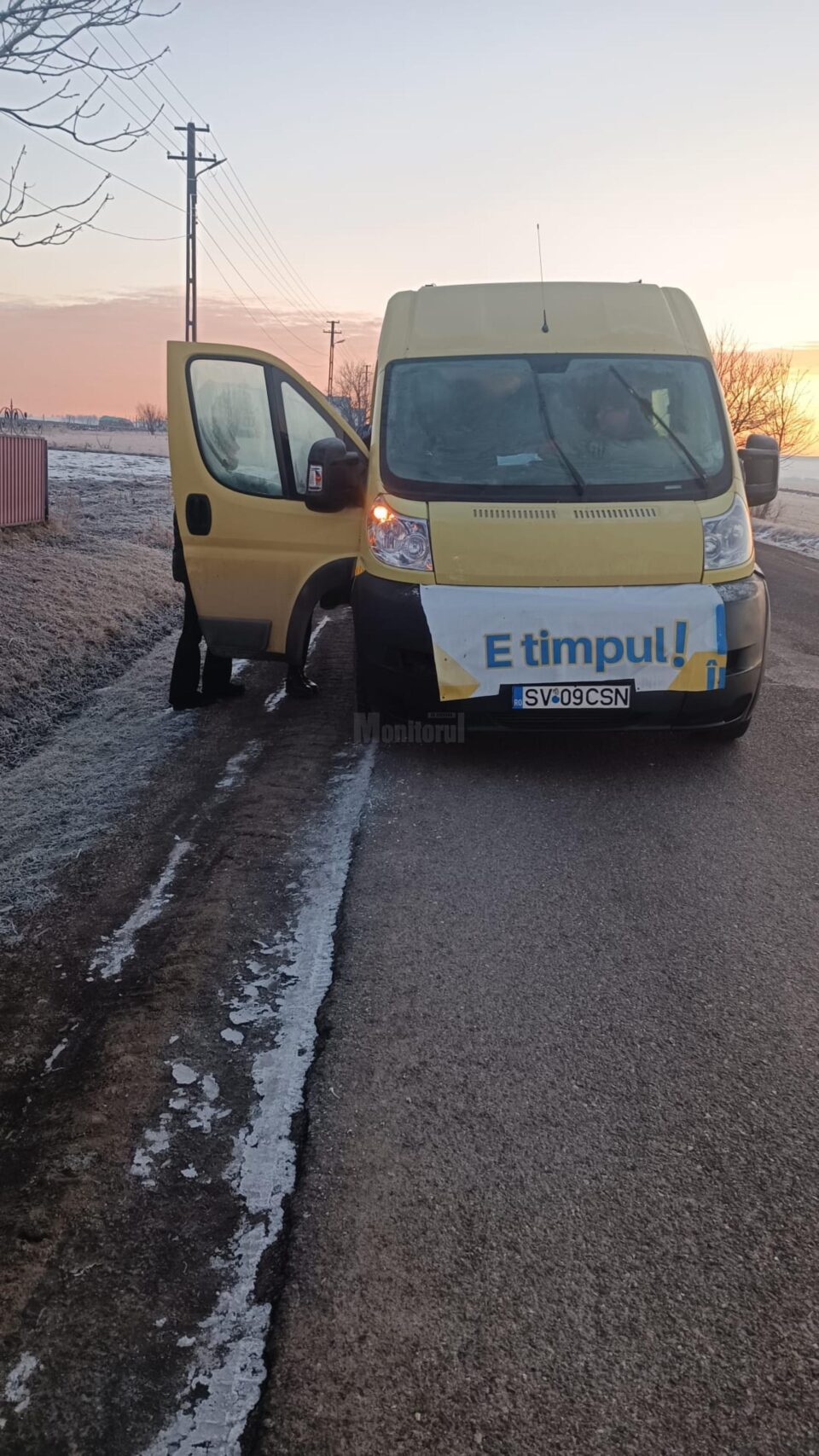 Microbuzul merge în fiecare dimineață după elevi