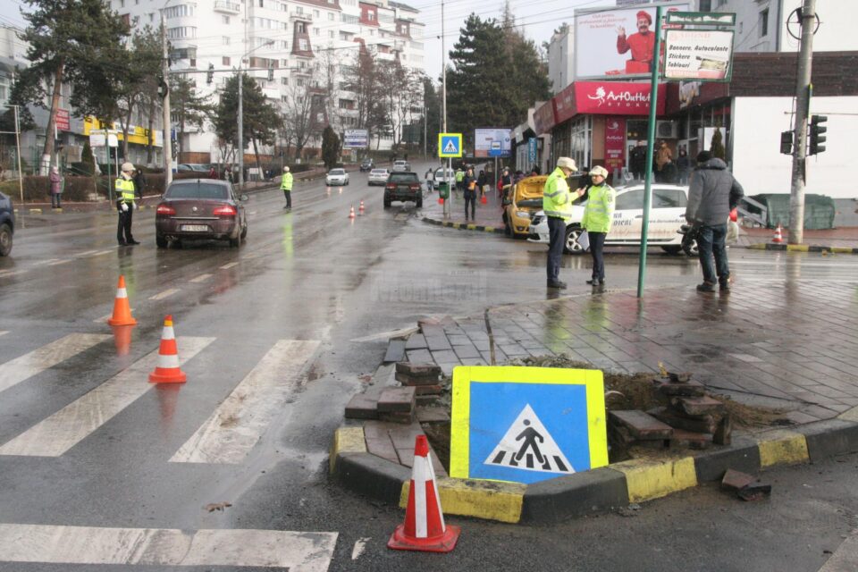 În intersecție nu funcționau semafoarele, după ce cu o seară înainte una dintre lămpi a fost distrusa de un șofer băut