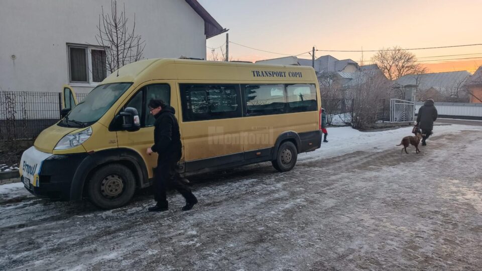 Microbuzul merge în fiecare dimineață după elevi