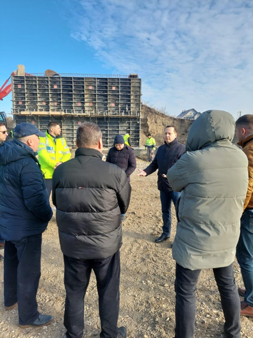 Prefectul de Suceava, Alexandru Moldovan, a făcut miercuri o vizită de lucru pe șantierul podului de la Milișăuți