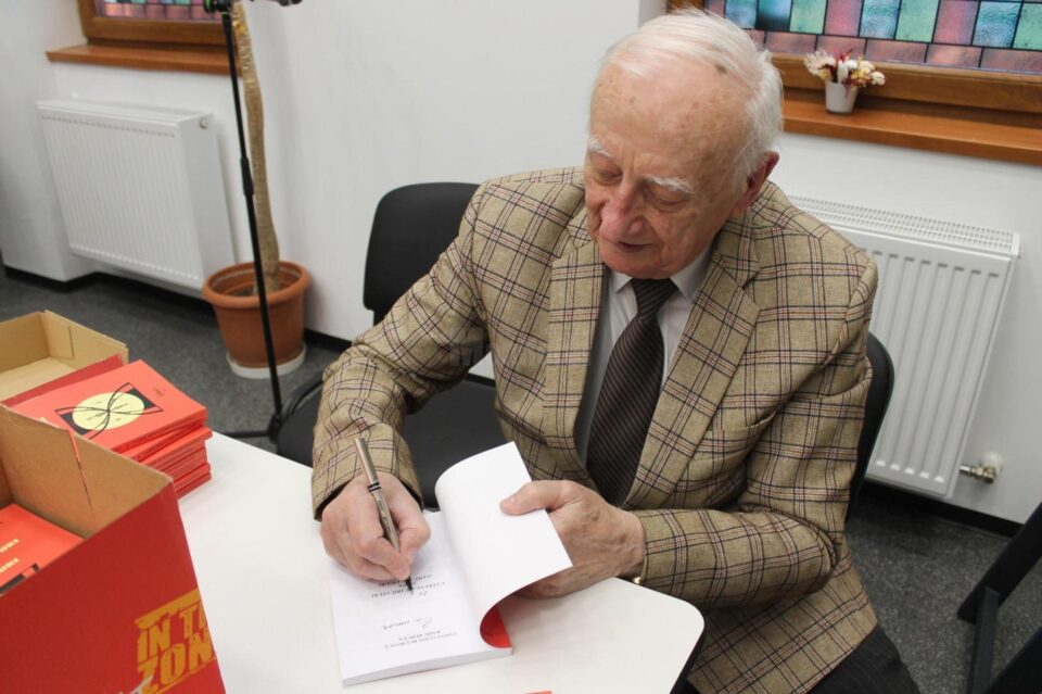 Artistul humorean Radu Bercea oferă autografe la întâlnirea cu publicul