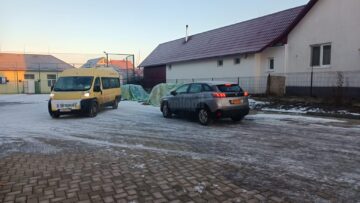 Microbuzul face mai multe curse pentru a aduce elevii la școală