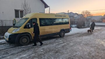 Microbuzul merge în fiecare dimineață după elevi