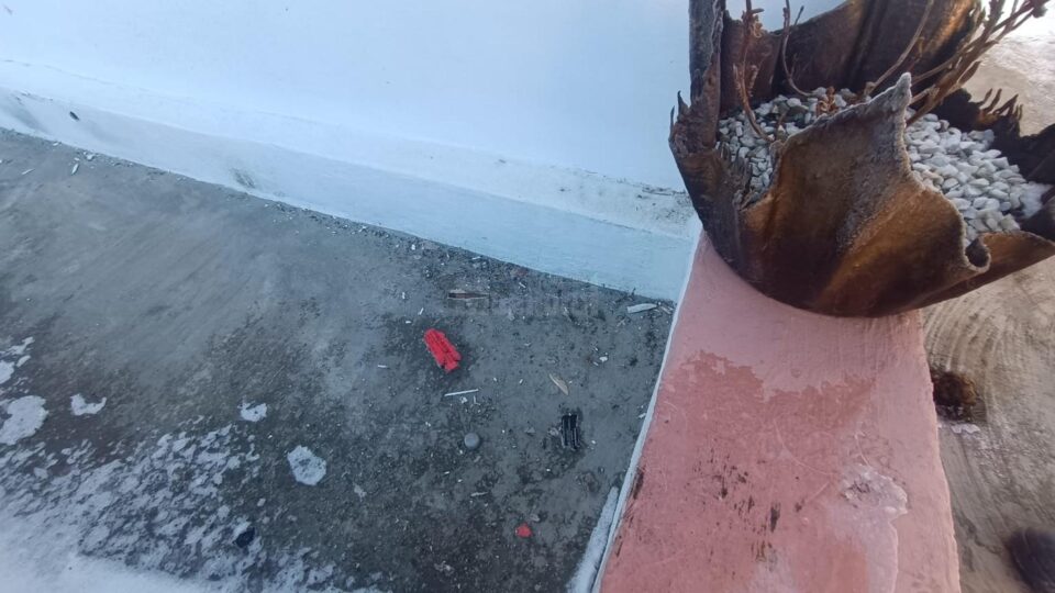Urme de la materialele pirotehnice aruncate în două rânduri