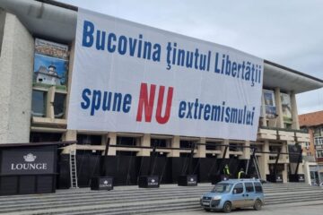 PNL a amplasat în centrul Sucevei un banner imens cu mesajul „Bucovina ținutul Libertății spune NU extremismului” pentru mitingul de duminică