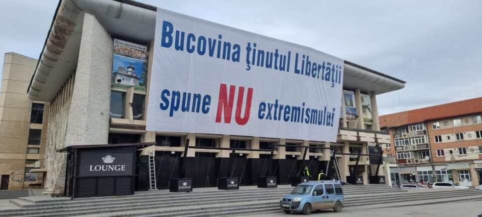 PNL a amplasat în centrul Sucevei un banner imens cu mesajul „Bucovina ținutul Libertății spune NU extremismului” pentru mitingul de duminică