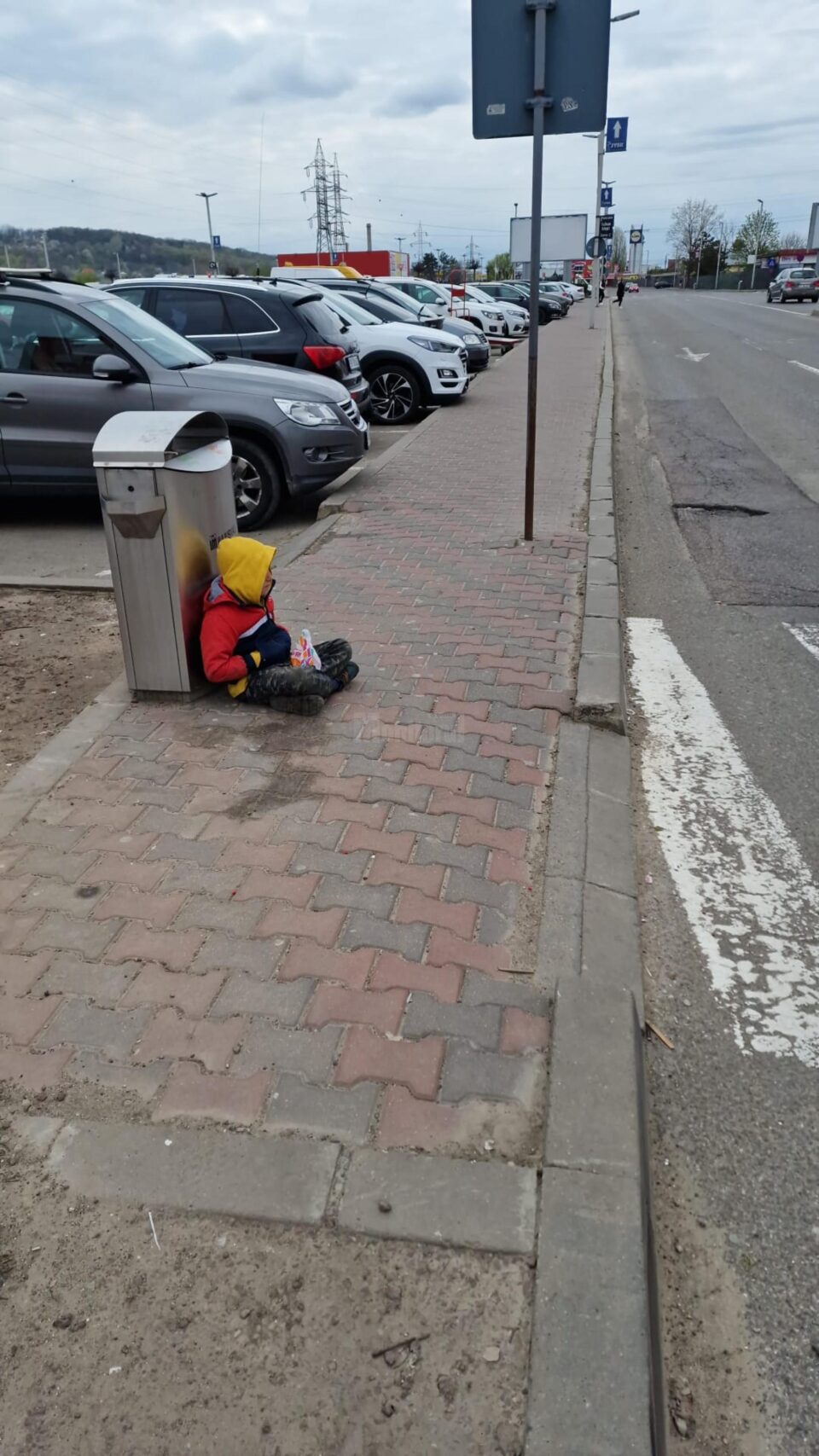 Familiile care își trimit copiii în stradă, la cerșit, îi privează de dreptul de a avea o copilărie normală