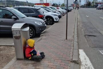 Familiile care își trimit copiii în stradă, la cerșit, îi privează de dreptul de a avea o copilărie normală