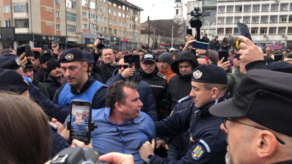 Președintele SOS Suceava, extras cu forța de jandarmi de la mitingul PNL împotriva extremismului
