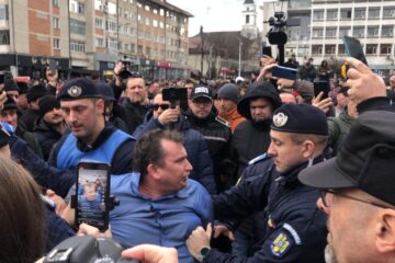 Președintele SOS Suceava, extras cu forța de jandarmi de la mitingul PNL împotriva extremismului