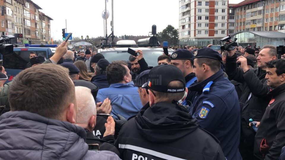 Președintele SOS Suceava, extras cu forța de jandarmi de la mitingul PNL împotriva extremismului