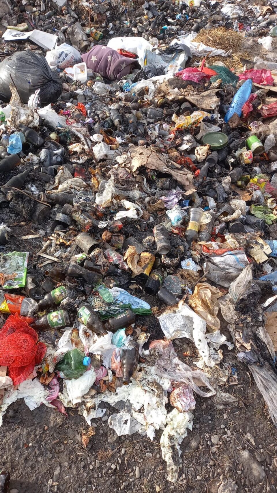 Oamenii acuză autoritățile din Bilca de faptul că aruncă și incendiază gunoaiele