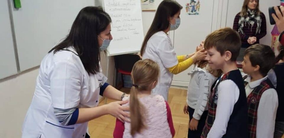 Școlile vor trebui să asigure realizarea triajului zilnic în colectivitățile școlare. Foto www.sansanews.ro Școlile vor trebui să asigure realizarea triajului zilnic în colectivitățile școlare. Foto www.sansanews.ro
