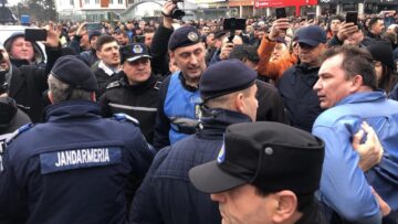 Președintele SOS Suceava, extras cu forța de jandarmi de la mitingul PNL împotriva extremismului