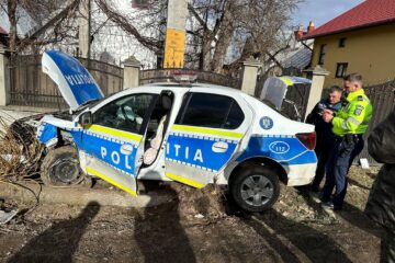 Mașina de poliție făcută praf de un șofer neatent