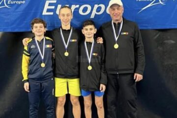 David Arcip, al doilea din dreapta, alături de coechipierii săi și de antrenorul Cornel Enache