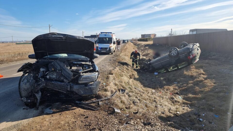 Doi minori și un adult au fost răniți după un accident cu două mașini
