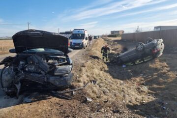 Doi minori și un adult au fost răniți după un accident cu două mașini