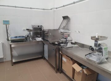 Primarul Ion Lungu a verificat dotările aduse pentru microfabrica și laboratoarele Colegiului Tehnic de Industrie Alimentara Suceava