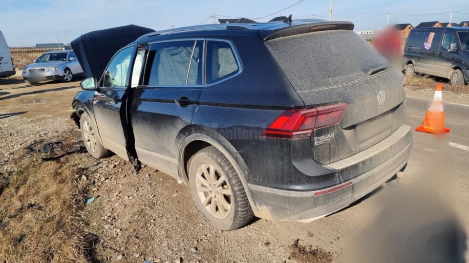 Doi minori și un adult au fost răniți după un accident cu două mașini