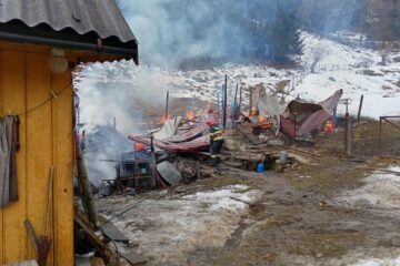 O femeie în vârstă de 66 de ani a sfârșit tragic, luni, în comuna Brodina, după un incendiu izbucnit în locuință