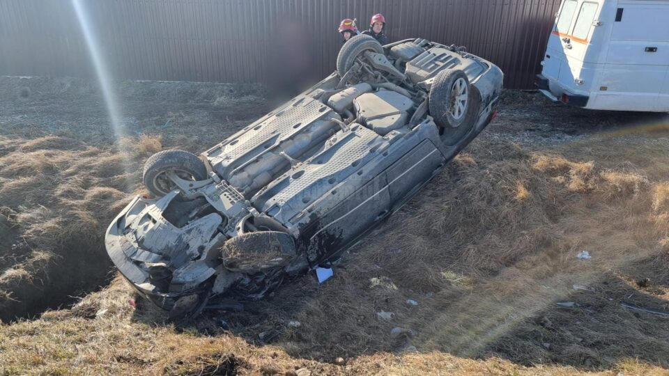 Doi minori și un adult au fost răniți după un accident cu două mașini