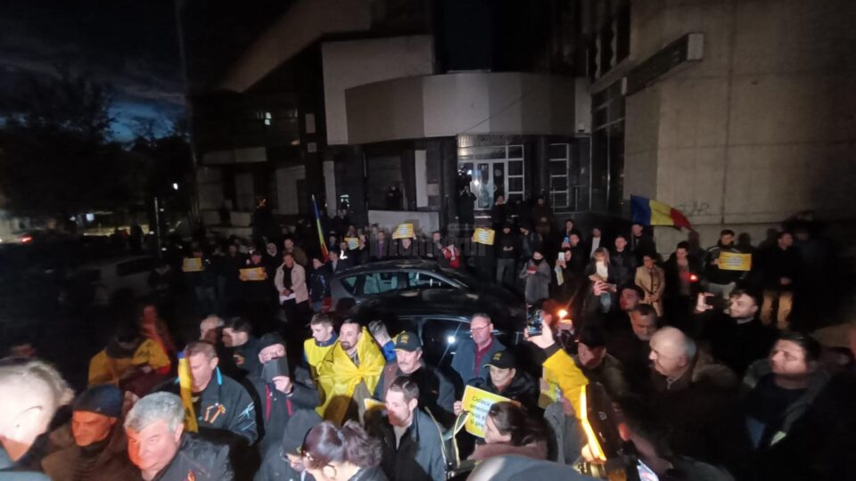 Protestatarii au strigat mai multe sloganuri, cum ar fi ”PSD și PNL - aceeași mierie”, ”Nu vrem comasate!”, ”Rușine!”