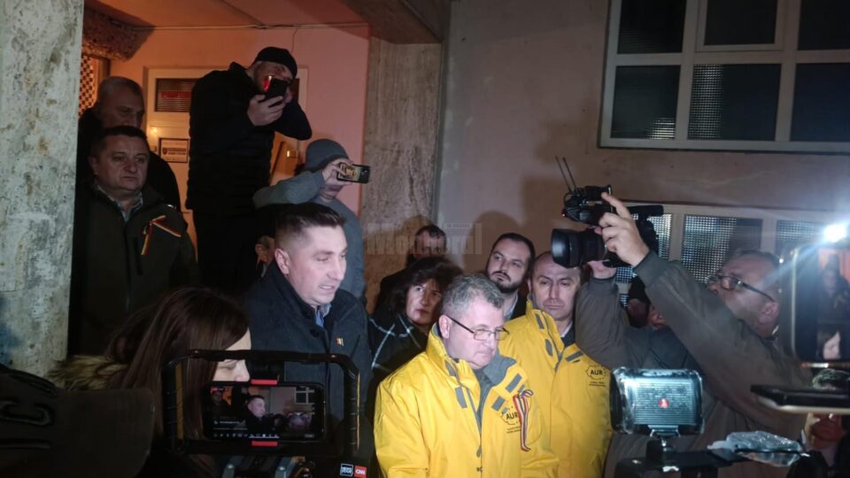 Membrii AUR au aprins lumânări în fața PSD Suceava