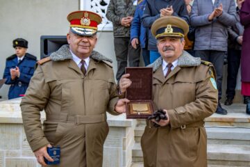 Actualul și fostul comandant (dreapta). Foto: Laurențiu Sbiera
